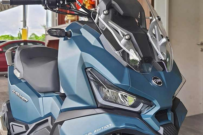 Nhìn sơ qua, có thể thấy ngoại hình của mẫu xe ga ADV 150 SE nhà SYM khá giống với dòng ADV của Honda, nhưng góc cạnh hơn. Phần đầu xe với đèn định vị dạng LED ẩn bên trong đèn pha góp phần tạo một "khuôn mặt" dữ tợn cho chiếc xe.