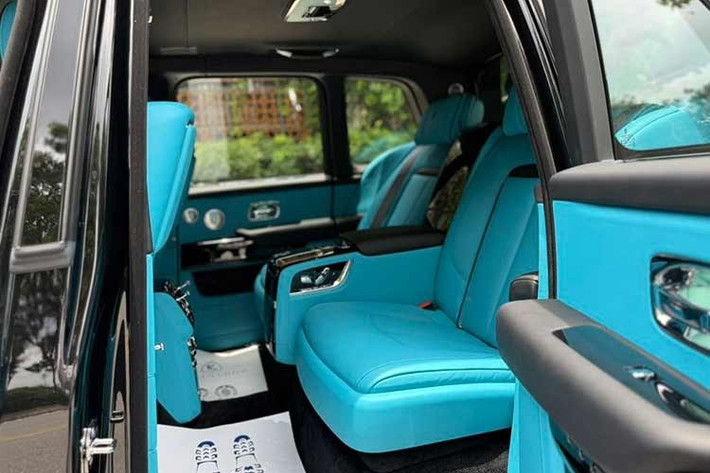 Mặt táp-lô kỹ thuật số của xe tương tự người anh em Rolls-Royce Spectre EV. Bên dưới đồng hồ là biểu tượng "thiếu phụ bay" Spirit of Ecstasy nhỏ. Hàng ghế sau gồm 2 ghế ngồi riêng biệt mang phong cách thương gia, ngăn cách bằng tựa tỳ tay cố định tích hợp hộc chứa ly và tủ làm lạnh rượu.