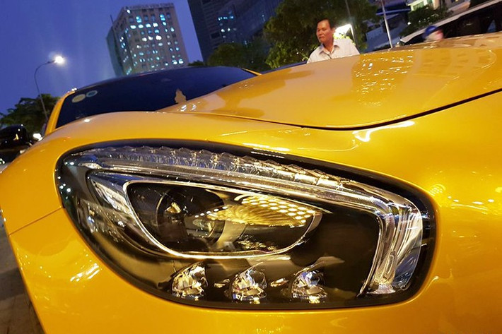 Mercedes-AMG GT được bán ra với hai biến thể (GT và GT S) vào tháng 3 năm 2015, trong khi biến thể đua GT3 của chiếc xe này được giới thiệu vào năm 2015. Một biến thể hiệu suất cao có tên là GT R được giới thiệu vào năm 2016.