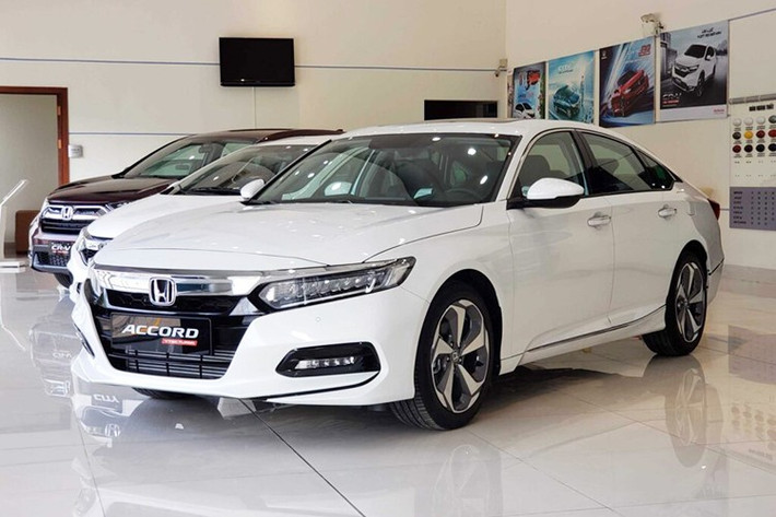 Honda Accord: 8 xe ﻿Mẫu xe "ế" nhất thị trường Việt Nam trong tháng 11/2025 vừa qua tiếp tục là Honda Accord. Mẫu xe này bán ra 8 chiếc, tăng trưởng 60%. Có thể nói, Accord là gương mặt kỳ cựu trong top ôtô bán kém nhất thị trường Việt Nam. Nguyên nhân là bởi mẫu xe này sở hữu giá bán cao, khởi điểm từ 1,319 tỷ đồng, và chỉ có 1 phiên bản, mang đến ít sự lựa chọn cho người mua. Bên cạnh đó, xe còn không thay đổi thiết kế và trang bị trong vài năm trở lại đây nên càng giảm sức hút.