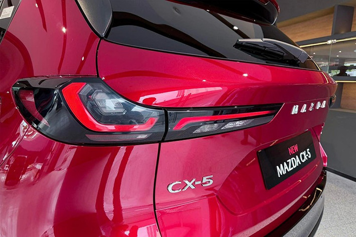 Như thông tin đã đưa, mẫu xe SUV Mazda CX-5 2026 mới có kích thước dài x rộng x cao lần lượt 4.690 x 1.860 x 1.695 mm và chiều dài cơ sở đạt 2.775 mm. So với thế hệ cũ, xe dài hơn 115 mm, rộng hơn 15 mm, cao hơn 15 mm trong khi chiều dài cơ sở tăng 75 mm.
