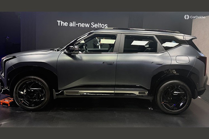 Ngay từ cái nhìn đầu tiên, Seltos mới gây ấn tượng mạnh với phần đầu xe táo bạo. Kia không đơn thuần tinh chỉnh thiết kế cũ mà thay vào đó là làm mới hoàn toàn: lưới tản nhiệt mở rộng hơn, nắp capo cao hơn và mũi xe dựng thẳng, gợi liên tưởng đến Kia Telluride tại thị trường quốc tế.