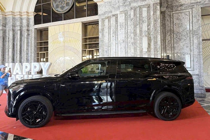 Thực tế trước đó đã xuất hiện những hình ảnh bắt gặp hoặc rò rỉ mẫu xe này. Theo các thông tin lan truyền đến nay, đây là Vinfast VF9 bản đặc biệt Lạc Hồng giới hạn, dự kiến tổng cộng 62 chiếc được sản xuất bao gồm 12 chiếc có khả năng chống đạn và 50 thuộc bản thường.