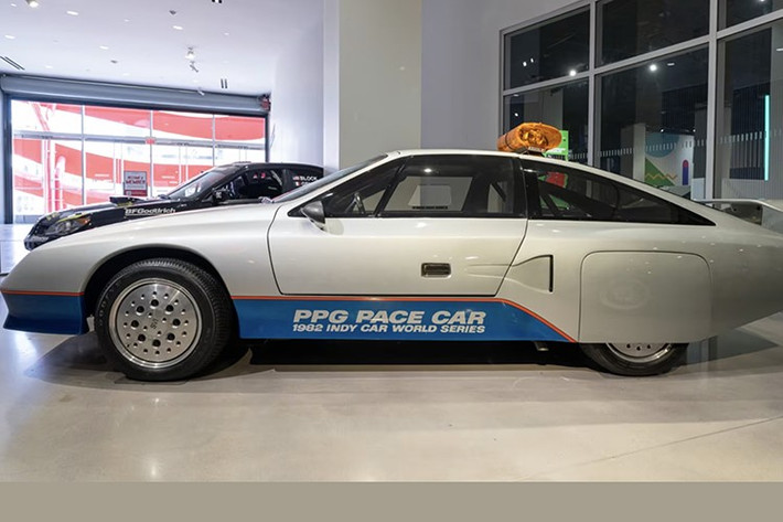 Được thiết kế bởi Special Vehicles của Dodge, kiểu dáng thanh lịch và mạnh mẽ, chiếc xe này vừa là bài tập thiết kế vừa là bệ thử nghiệm cho công nghệ turbo mới nổi lúc bấy giờ, mở ra hướng đi mới táo bạo cho Dodge.