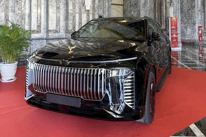 Hiện chưa rõ chiếc VinFast Lạc Hồng 900 LX này có khác biệt nào về hệ dẫn động so với SUV cỡ lớn chạy điện VF9 hay không.