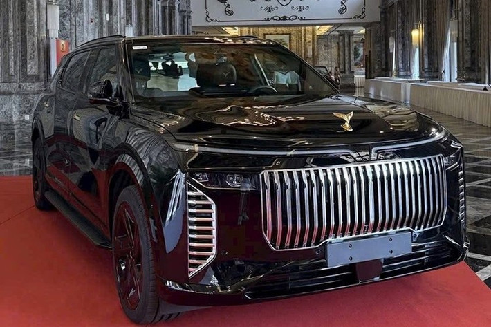 Mới đây, trên mạng xã hội đã lan truyền những hình ảnh thực tế mẫu VinFast VF9 phiên bản đặc biệt kéo dài, với tên gọi ở đuôi xe là “Lạc Hồng 900 LX”. Hiện phía VinFast vẫn chưa đưa ra những thông tin chính thức về mẫu xe này.