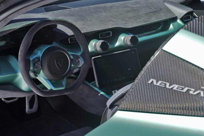 Nội thất Rimac Nevera R Founder's Edition được thiết kế theo cấu hình ghế bất đối xứng, mô phỏng theo thiết kế chiếc Nevera cá nhân hoá của CEO Mate Rimac.