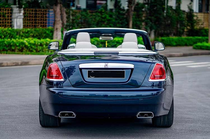 Động cơ kết hợp cùng hộp số tự động 8 cấp, nhờ đó, xe siêu sang mui trần Rolls-Royce Dawn chỉ mất thời gian 4,9 giây để tăng tốc từ vị trí xuất phát lên 100 km/h trước khi đạt vận tốc tối đa bị giới hạn điện tử ở con số 250 km/h.