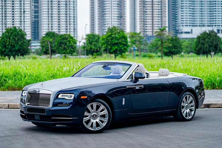 Mới đây, một chiếc xe siêu sang Rolls-Royce Dawn mui trần đã bị bắt gặp lăn bánh tại TP.HCM. Được biết, đây là 1 trong 2 xe Rolls-Royce Dawn xuất hiện tại Việt Nam và chiếc này là xe thứ 2 về nước khá kín tiếng. Trước đó, xe Rolls-Royce Dawn này được chào bán hơn 12 tỷ đồng, xe mang ngoại thất màu xanh và nội thất trắng