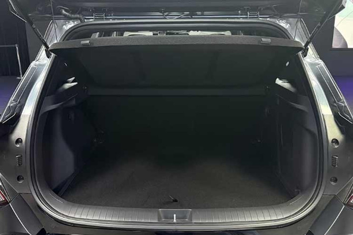 Những công nghệ nổi bật gồm hệ thống phanh khẩn cấp tự động thế hệ 2 (FCA 2), hỗ trợ lái trên đường cao tốc thế hệ 2 (HDA 2), cảnh báo và tránh va chạm điểm mù, cảnh báo va chạm khi lùi, camera toàn cảnh và hỗ trợ đỗ xe từ xa.