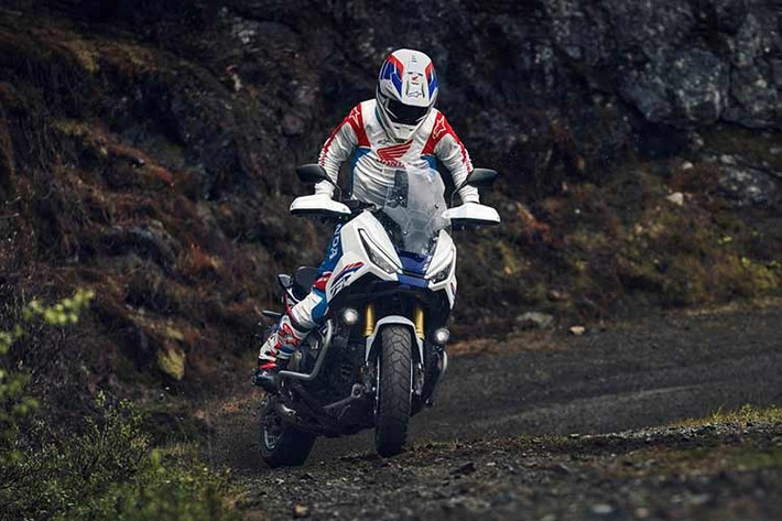 Hệ thống HSTC 3 cấp độ được tinh chỉnh lại, đặc biệt ở chế độ Gravel và Rain. Hộp số ly hợp kép (DCT) có trình tự sang số tự động đồng bộ với các chế độ lái, đồng thời cho phép người dùng chọn kiểu sang số ưa thích ở chế độ USER. DCT cũng đã được nâng cấp để mang lại phản hồi mượt mà hơn ở tốc độ thấp.