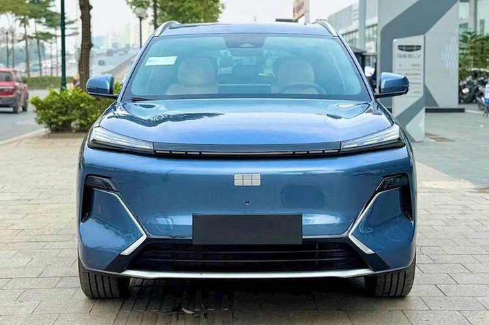 Theo các tư vấn viên bán hàng hé lộ, giá xe EX5 EM-i 2026 tại Việt Nam dự kiến khoảng 950 triệu đồng. Trong phân khúc và nếu xét tới hệ động lực xăng-điện, con số này đắt hơn so với đối thủ đồng hương BYD Sealion 6 (799-899 triệu đồng) nhưng rẻ hơn Honda CR-V e:HEV (1,259 tỷ đồng).