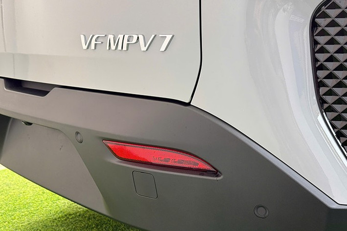 Kích thước tổng thể của xe là 4.740 x 1.872 x 1.734 mm (dài x rộng x cao), chiều dài cơ sở đạt 2.840 mm. So với bản tiêu chuẩn, MPV 7 mới chỉ nhỉnh hơn 6 mm về chiều cao, các thông số còn lại được giữ nguyên.