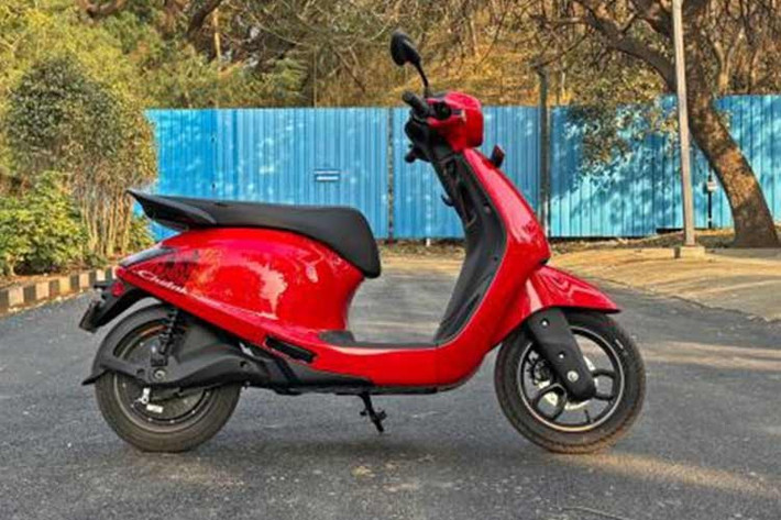 Sau khi áp dụng ưu đãi, giá bán của Bajaj Chetak C25 2026 giảm từ 91.399 Rupee (khoảng 22 triệu đồng) xuống còn 87.100 Rupee (tương đương 21 triệu đồng), mức giá này tương đương với mẫu xe số phổ biến Honda Wave Alpha tại Việt Nam.