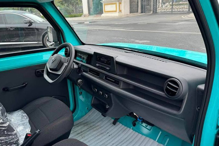 Khoang lái của xe tải điện chở hàng Vinfast EC Van được thiết kế tối giản, tập trung vào tính thực dụng, với ghế nỉ, vật liệu cơ bản, ốp cửa trơn. Xe không có thảm sàn và không có bệ tỳ tay trung tâm, giúp mở rộng không gian giữa hai ghế trước.