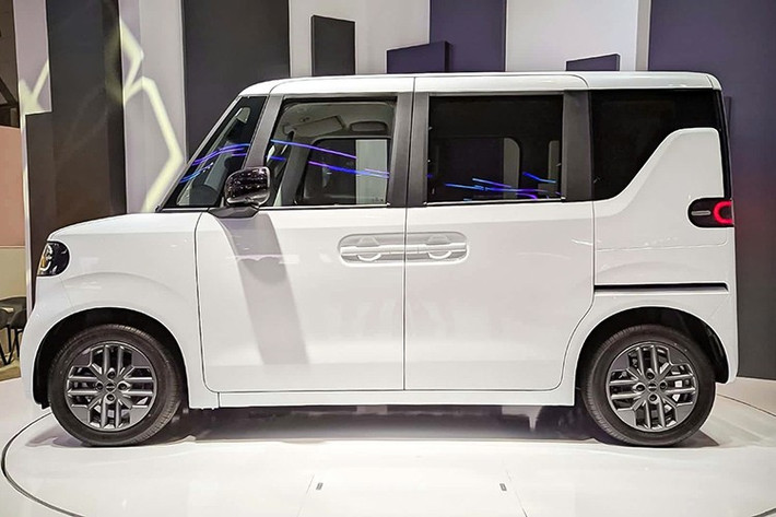 Kích thước của một chiếc kei car là chiều dài tối đa 3,4 m, chiều rộng 1,48 m và chiều cao 2,0 m. Dung tích động cơ cũng là một yếu tố đáng chú ý, với dung tích tối đa 660 cc và công suất 63 mã lực. Mặc dù nghe có vẻ không phải là loại xe mà người Mỹ sẽ hài lòng, nhưng những người sống ở các thành phố nhỏ lại rất ưa chuộng chúng, và chúng ta có thể hiểu tại sao.