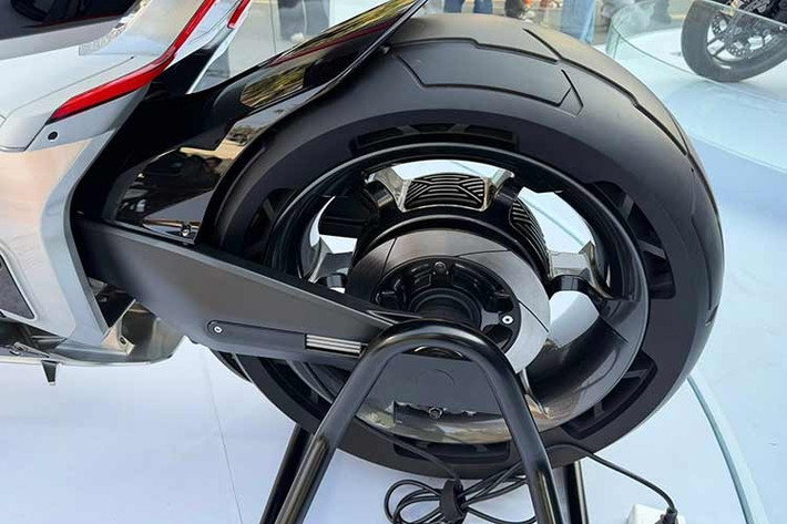 Kết quả là một chiếc xe có thiết kế khí động lực học tốt nhưng vẫn mang dáng vẻ của dòng naked bike. Trong bối cảnh thiết kế khí động lực học ngày càng quan trọng để tăng tầm hoạt động cho xe điện, các tấm ốp trong suốt là giải pháp vừa hiệu quả vừa không che đi những chi tiết kỹ thuật hấp dẫn.