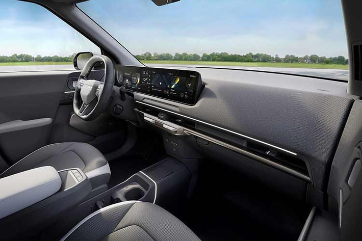 EV2 sở hữu chiều dài cơ sở 2.565 mm nhưng Kia hứa hẹn không gian nội thất vẫn thoải mái. Người mua có thể chọn cấu hình nội thất 4 chỗ hoặc 5 chỗ. Xe cũng sở hữu bố cục 3 màn hình, bao gồm bảng đồng hồ kỹ thuật số, màn hình của hệ thống điều hòa và màn hình cảm ứng trung tâm, giống các mẫu Kia đắt tiền hơn.