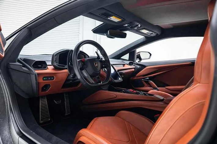 Trong khi đó, những điểm nổi bật bên trong nội thất bao gồm ghế da Terra Emilia với đường chỉ khâu Bronzo Oreadi và logo Lambo thêu (tất cả đều thuộc chủ đề Classica).