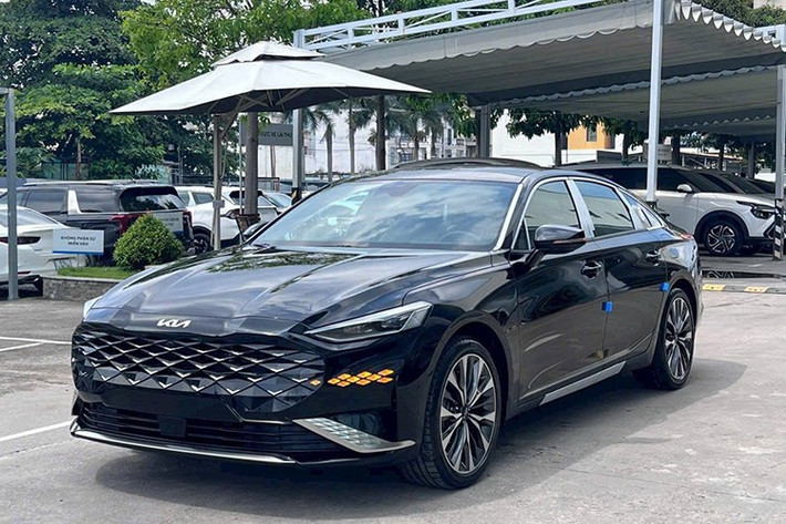 Chiếc xe sedan hạng trung tiệm cận phân khúc hạng sang Kia K8 đời 2023 này hiện đang được bày bán tại một đại lý ở khu vực Tp. HCM. Nhân viên tư vấn bán hàng tại đại lý cho biết chỉ có đúng một chiếc xe như thế này và được bán với giá lên đến 1,999 tỷ đồng.