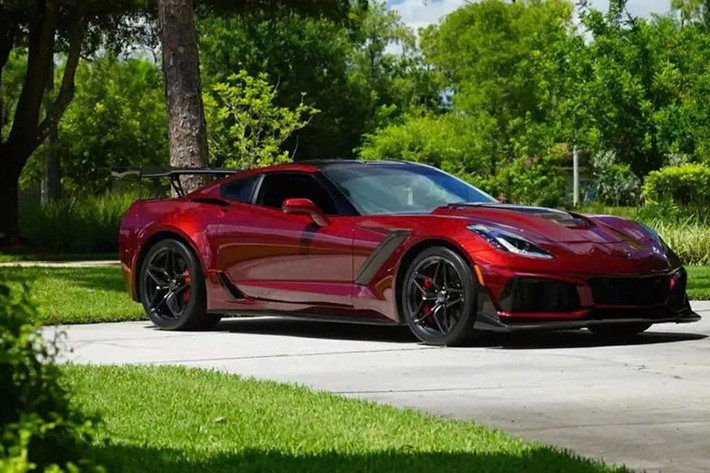 Chiếc Chevrolet Corvette ZR1 Coupe 2019 trong bài này sở hữu gói trang bị cao cấp 3ZR, gói hiệu suất đường đua ZTK và số km đã đi khá thấp. Gần đây, chiếc xe đã được bán đấu giá với giá không dưới 325.000 đô la (chưa tính phí người mua), một thành tích đáng nể đối với một chiếc xe ban đầu có giá bán lẻ chỉ 141.580 đô la.