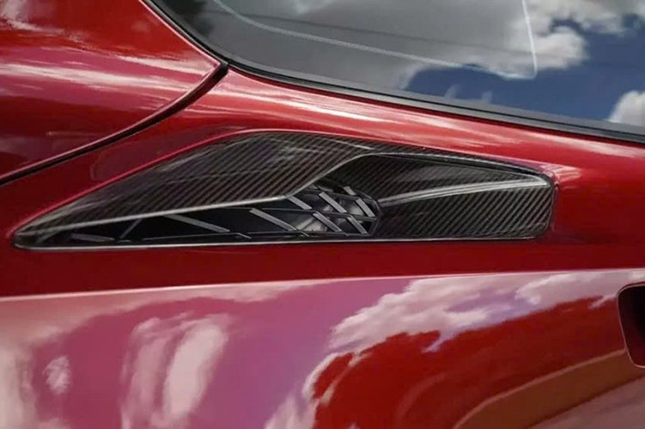 Những điểm nhấn ngoại thất khác bao gồm tấm ốp mui xe bằng sợi carbon có thể tháo rời, đèn pha xenon, nắp capo bằng sợi carbon có lỗ thông hơi, cánh gió sau cao có thể điều chỉnh (do gói ZTK cung cấp ).