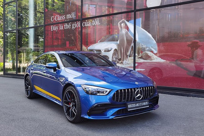 Mercedes-AMG GT 53 4Matic+ đang gây chú ý khi giá bán thực tế tại đại lý chỉ còn từ 3,9 tỷ đồng, thậm chí thấp nhất là 3,888 tỷ đồng. Đây là mức thấp kỷ lục kể từ khi mẫu coupe 4 cửa hiệu suất cao này được giới thiệu tại Việt Nam năm 2020.