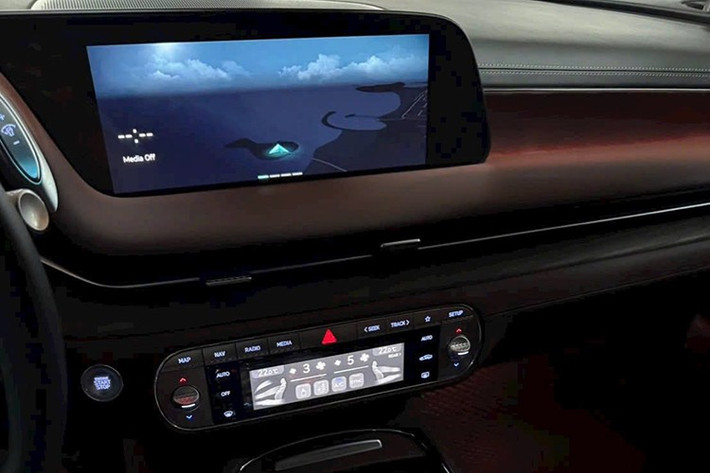 Các tiện nghi cao cấp bao gồm: điều hòa tự động ba vùng độc lập, cửa sổ trời đôi, hệ thống khuếch tán hương thơm, đèn viền nội thất đa màu, ngăn khử khuẩn bằng tia UV-C và dàn âm thanh Bang &amp; Olufsen 23 loa công suất 1.700W.