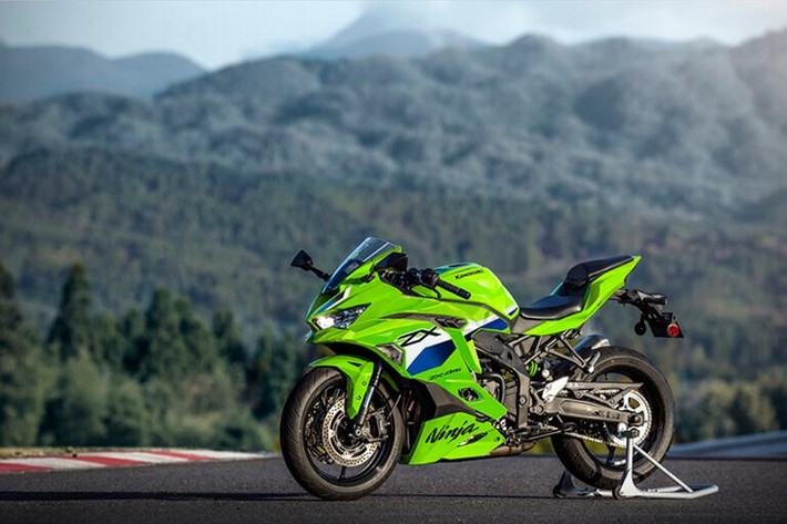 Kawasaki Ninja ZX-6R 2026 sẽ chỉ có duy nhất một tùy chọn màu sắc là xanh Lime Green. Tuy nhiên, điểm mới nằm ở bộ tem xe với đồ họa kết hợp các sọc màu xanh dương và trắng chạy dọc phần thân xe, tạo nên tổng thể hài hòa và tinh tế hơn. Mặt nạ trước cũng được bổ sung màu xanh dương nhẹ, giúp tạo điểm nhấn thị giác.