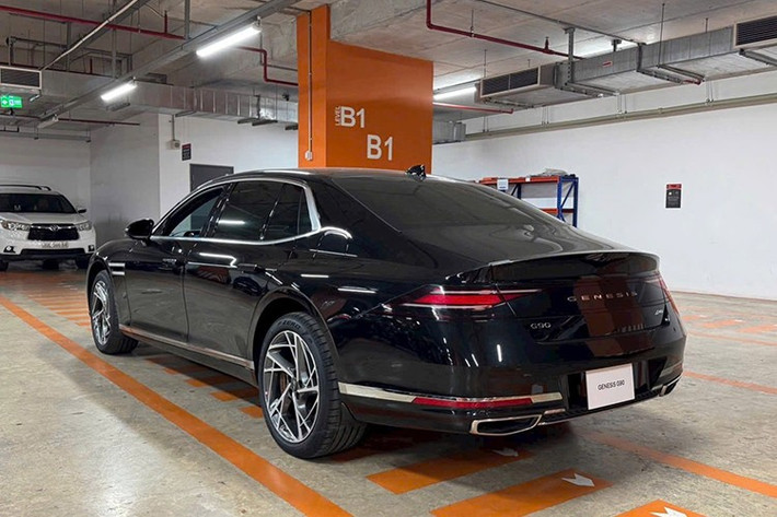 Theo người rao bán, chiếc xe được sản xuất năm 2023 và gần như chưa sử dụng, với đồng hồ ODO chỉ mới ghi nhận 63 km. Xe thuộc bản trục cơ sở tiêu chuẩn với kích thước dài x rộng x cao lần lượt 5.275 x 1.930 x 1.490 mm, chiều dài cơ sở 3.180 mm – ngắn hơn S-Class và 7 Series (khoảng 3.215 mm).