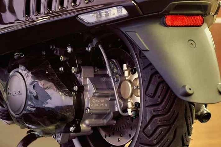 Các trang bị tiêu chuẩn khác như bảng đồng hồ kỹ thuật số, đèn chiếu sáng LED. Vành đúc đa chấu hai tông màu. 946 sử dụng khung liền khối bằng thép với các bộ phận bằng nhôm, như: vành, tay lái, ốp hông, chắn bùn trước, đỡ gương và đỡ yên. Xe sử dụng hệ thống treo trước gắp đơn với lò xo cuộn và giảm xóc đơn. Giảm xóc sau kiểu giảm xóc thủy lực đơn có thể điều chỉnh tải trọng 5 cấp.