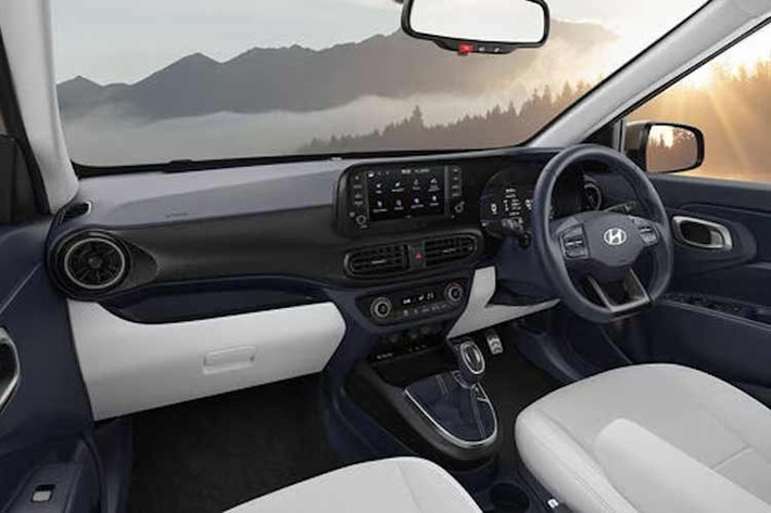 Bước vào bên trong, mặc dù bố cục tổng thể được giữ nguyên, cabin của Exter 2026 trở nên cao cấp hơn. Nội thất được bọc da với tông màu kép Xanh hải quân và Xám mới, và bảng điều khiển nhiều lớp được hoàn thiện với họa tiết sợi carbon 3D mới.