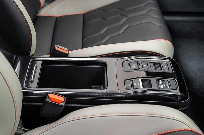 Về khả năng sạc, Honda e:N2 hỗ trợ cả sạc AC và sạc nhanh DC với công suất tối đa lần lượt là 6,6 kW và 78 kW. Theo công bố, xe có thể sạc từ 30% lên 80% trong khoảng 40 phút, đáp ứng nhu cầu sử dụng hàng ngày.