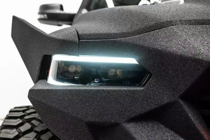 Bậc lên xuống tự động giúp tài xế và hành khách dễ dàng lên xuống xe. Lớp phủ thép được thiết kế để làm chệch hướng đá, cành cây, mảnh vỡ hoặc bất cứ thứ gì có thể cản trở. Thanh đèn trên kính chắn gió giúp tăng cường tầm nhìn.