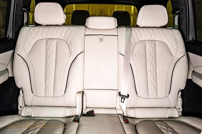 Danh sách này chưa dừng lại ở đó, vì chiếc xe này còn được trang bị đèn viền nội thất, ghế ngồi thông gió, ghế sưởi, trần xe bọc Alcantara màu than chì, ghế lái và hành khách phía trước có chức năng massage, màn hình hiển thị thông tin trên kính chắn gió, đèn pha LED, lưới tản nhiệt hình quả thận phát sáng, cửa đóng êm và rất nhiều tính năng an toàn khác.