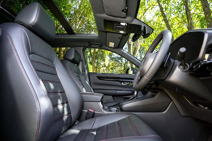 Tại thị trường Thái Lan, Honda CR-V e:HEV 2026 có giá bán dao động từ 1.399.000 đến 1.729.000 Baht (tương đương từ 1,15 đến 1,4 tỷ đồng). Tất cả xe được nhập khẩu nguyên chiếc (CBU) từ Nhật Bản.