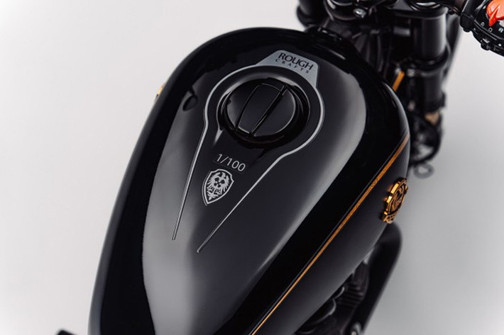Yên xe bọc da thật chần bông, phản chiếu lại phong cách của bản độ, trong khi gương chiếu hậu và vành hợp kim cắt tương phản tạo nên sự cân bằng tinh tế. Ống phuộc trong màu vàng nhẹ ở phía trước như một nét chấm phá khéo léo, thể hiện sự chăm chút đến từng chi tiết nhỏ nhất.