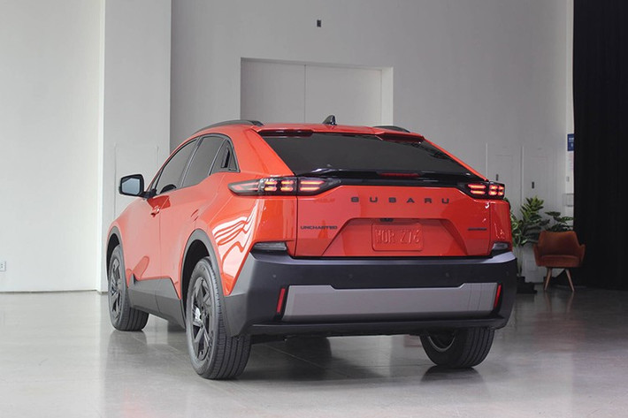 Đáng chú ý, Uncharted Premium FWD là mẫu xe Subaru dẫn động cầu trước đầu tiên được bán tại Mỹ trong nhiều thập kỷ – một bước đi phá vỡ truyền thống lâu đời gắn liền với hệ dẫn động AWD của hãng