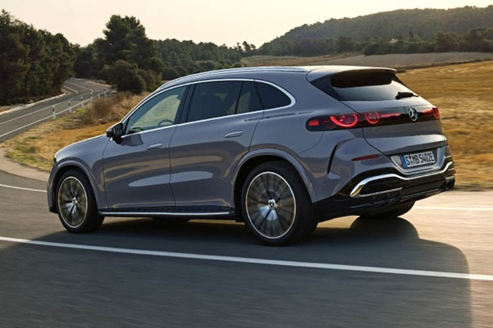 So với bản dùng động cơ xăng, mẫu xe SUV điện Mercedes-Benz GLC EV có kích thước lớn hơn đáng kể, xe có chiều dài x rộng x cao lần lượt là 4.845 x 1.913 x 1.644 mm, cùng chiều dài cơ sở 2.972 mm.