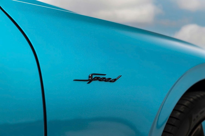 Thậm chí mức giá của màu sơn Ombré đặc biệt cho xe siêu sang Bentley này còn vượt cả một chiếc BMW 320i Sportline 2025 đang bán chính hãng tại Việt Nam (khoảng 1,6 tỷ đồng).