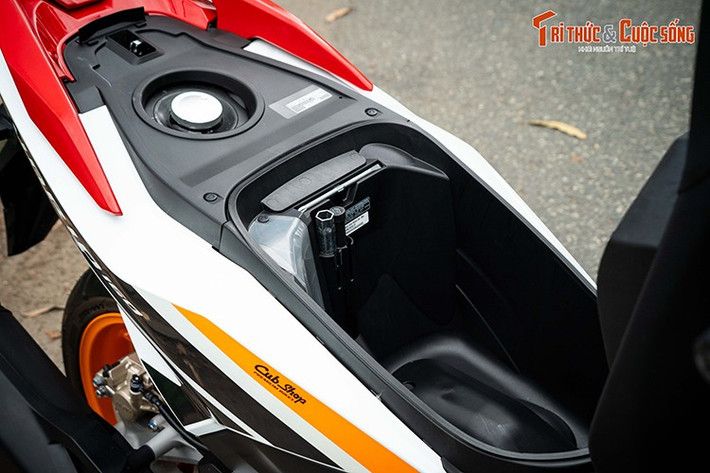 Xe có hệ thống đèn LED toàn bộ, đồng hồ tốc độ dạng kỹ thuật số, chìa khóa thông minh (smartkey), cổng sạc USB tiện dụng ở hộc chứa đồ phía trước và cốp chính có dung tích 18 lít.