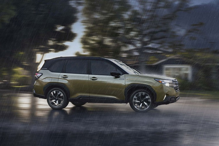 Bên cạnh phần phát biểu của lãnh đạo Subaru Indonesia là hình ảnh trình chiếu hé lộ cụm đèn chiếu sáng đặc trưng, có thiết kế tương đồng với Subaru Forester thế hệ thứ 6 – mẫu SUV đã ra mắt toàn cầu trước đó. Dù chưa có xác nhận chính thức, nhiều khả năng đây chính là tâm điểm gian hàng Subaru tại GIIAS 2025.