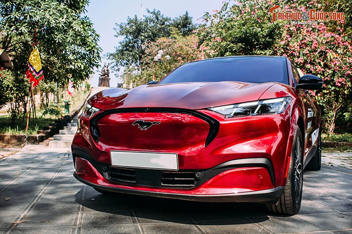 Phía trước trang bị hệ thống treo độc lập MacPherson, trong khi phía sau trang bị hệ thống treo đa điểm. Cốp hành lý phía sau có dung tích 402 lít, có thể mở rộng lên 1.420 lít khi gập hàng ghế sau. Cốp trước có dung tích 81 lít và có khả năng thoát nước.