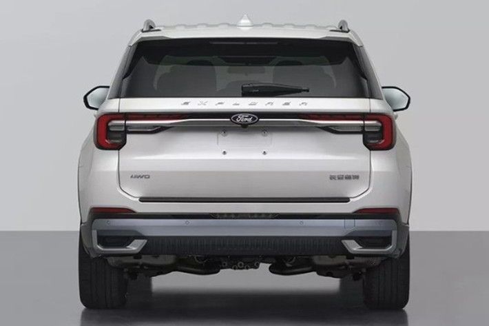 Ở đằng sau, Ford Explorer 2026 sử dụng cụm đèn hậu với thiết kế nối liền hai bên như cũ. Ngay bên dưới cụm đèn hậu là nẹp mạ crôm nằm vắt ngang cửa cốp, mang đến cảm giác "nở hậu" cho khu vực phía sau. Ngoài ra, xe còn được trang bị ống xả đối xứng hai bên và ốp màu xám mới ở cản sau.