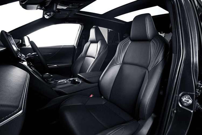 Ngoài ra, xe còn có cảnh báo điểm mù, cảnh báo phương tiện cắt ngang phía sau, phanh hỗ trợ đỗ xe trước và sau, cân bằng điện tử, kiểm soát lực kéo, hỗ trợ khởi hành ngang dốc, hệ thống phanh ABS, EBD, hỗ trợ phanh khẩn cấp, cảnh báo áp suất lốp và camera toàn cảnh.