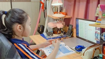 Thi trực tuyến 'nở rộ', phụ huynh lo học sinh tiểu học chịu áp lực
