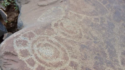 Phát hiện bức tranh đá cổ đại 2.000 năm ở Tây Tạng