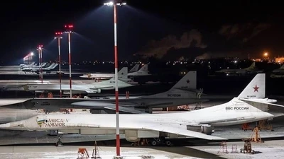 Máy bay ném bom chiến lược Tu-160 của Nga