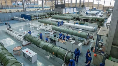 Cảnh phóng tên lửa từ hệ thống phòng không S-400