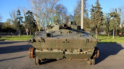 Hỏa lực của BMP-3 kết hợp một pháo–bệ phóng 100 mm có khả năng bắn đạn nổ mạnh (HE) và tên lửa dẫn đường, cùng với pháo tự động 30 mm và súng máy 7,62 mm, qua đó mang lại cho kíp chiến đấu Nga một nền tảng tác chiến thống nhất để yểm trợ bộ binh tầm gần, chế áp chiến hào và cứ điểm, cũng như tác chiến nhanh với xe bọc nhẹ và các mục tiêu bay thấp. (Nguồn ảnh: Rostec)